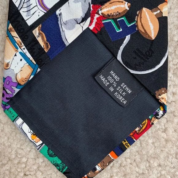 Vintage 1993 100% Silk Nicole Miller Football Tie - Picture 5 of 7